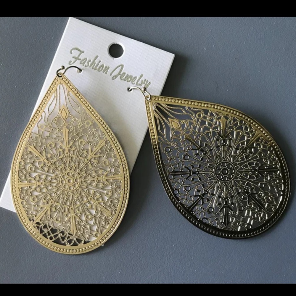 NWOT GOLD DIAMOND CUT DANGLE EARRINGS - Picture 1 of 2